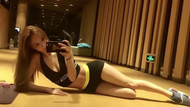 吴佳尼|演员吴佳尼炫身材！侧卧在地上秀事业线