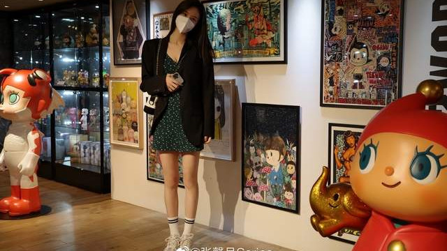 林峰|林峯夫妇外出享受二人世界，甜蜜揽肩秀恩爱，张馨月长腿吸睛