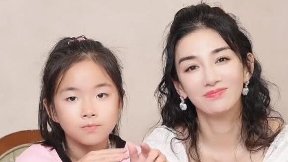 黄奕|基因太强大！黄奕9岁女儿穿T恤长成爸爸翻版，跳舞battle妈妈赢面大