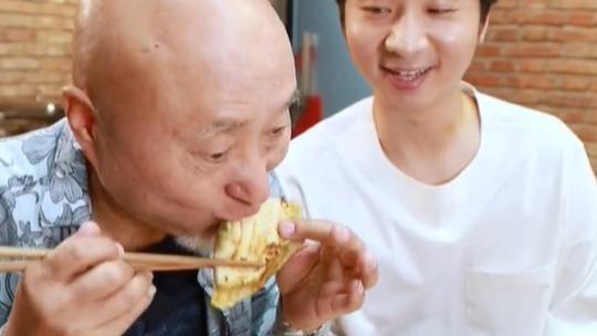 陈佩斯|68岁陈佩斯大口吃葱，眉毛胡子全部花白，儿子喂其吃蒜帮忙挡桃花