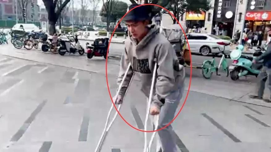 周二珂|正直博为周二珂、小团团送礼物惨遭无视，水友调侃：没排面！