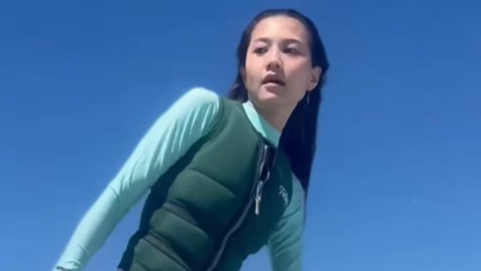 周秀娜|37岁女神周秀娜出海冲浪！光脚踩滑板长腿瞩目，男友人大花臂抢镜