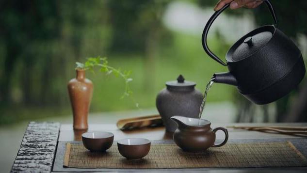 饮食|长期喝白开水与长期喝茶的人相比，谁的身体更健康？将实话告诉您