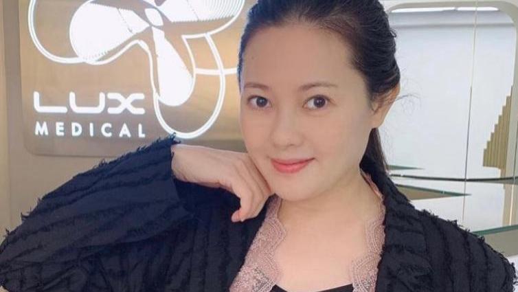 李丽珍|56岁李丽珍近照曝光：带25岁女儿罕见出镜，母女高颜值似姐妹