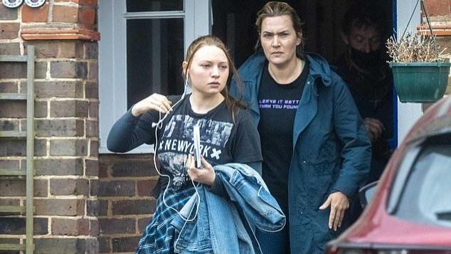 明星素颜|46岁凯特·温斯莱特久违现身，纯素颜再无露丝荣光，21岁女儿本色出镜