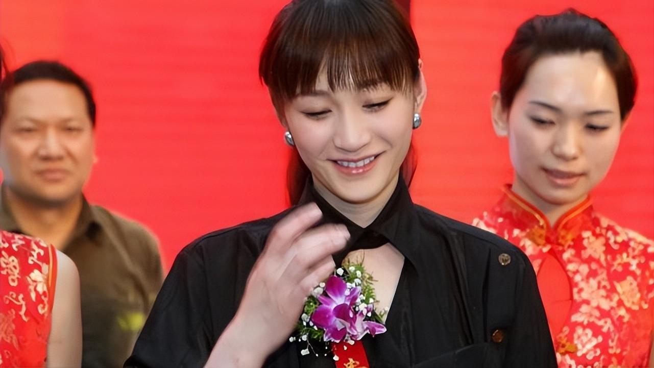 衬衫|12年前的李小冉好纯，普通的衬衫配齐刘海，看着太温柔了