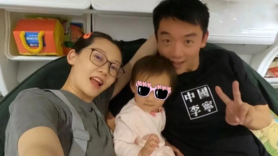 郑恺|苗苗晒老公郑恺回家vlog，一家团聚画面超有爱，Ana见爸爸笑不停