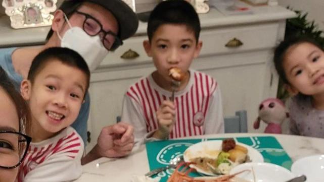 陈茵媺|陈茵媺亲自下厨烹饪新鲜龙虾 与陈豪孩子开心享受丰盛晚餐