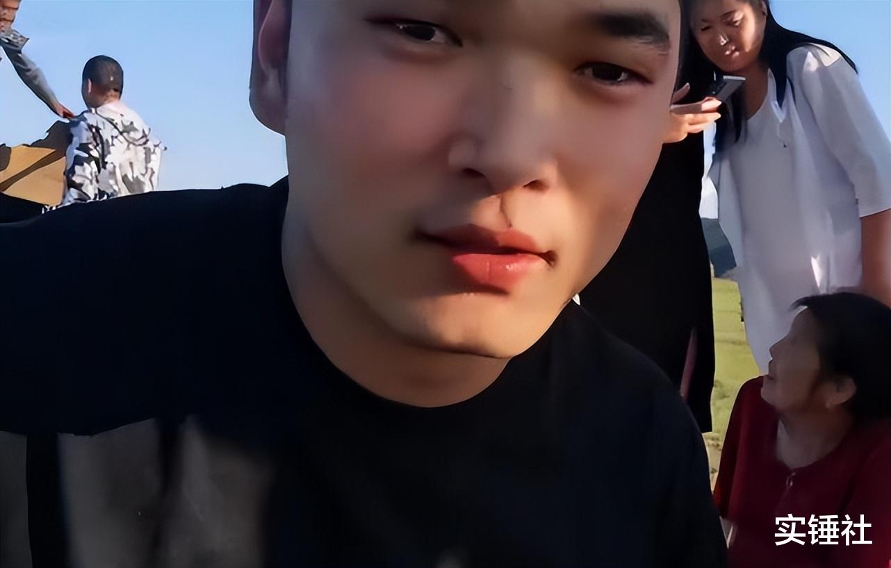 汽车|小群化身奥特曼逛街引围观！汽车上开泳池派对，观众看懵直呼鬼才