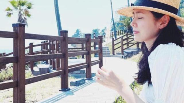 防晒 40岁孙艺珍素颜出游，皮肤白皙紧绷，婚后腰身圆润小腹微隆“孕味”浓