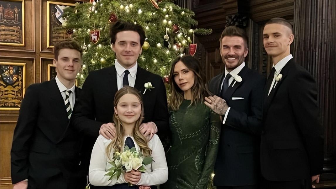 维多利亚·贝克汉姆|准婆婆贝嫂近照，穿吊带裙为大儿子准备婚礼，好身材不输名媛儿媳