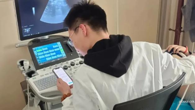 医学生|医学生第一天上班，遇到问题就“查百度”，画面可爱又叫人苦涩