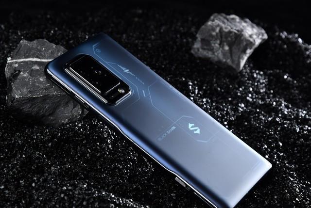 跑分|性能第一的4nm旗舰，高达111万跑分，有1亿像素+120W+4650mAh