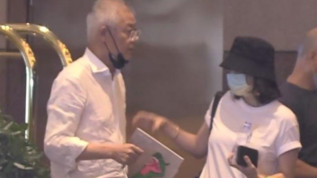 章子怡|43岁章子怡深夜独自赴饭局，穿T恤短裤接地气，与白发长者闲谈