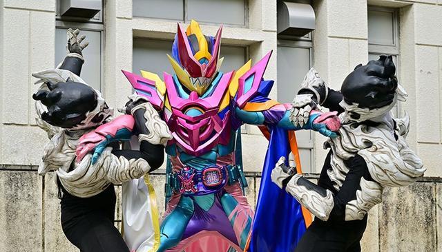 五老星|最强形态假面骑士五十岚官方剧照灾难级配色对怪人发动搓澡技能