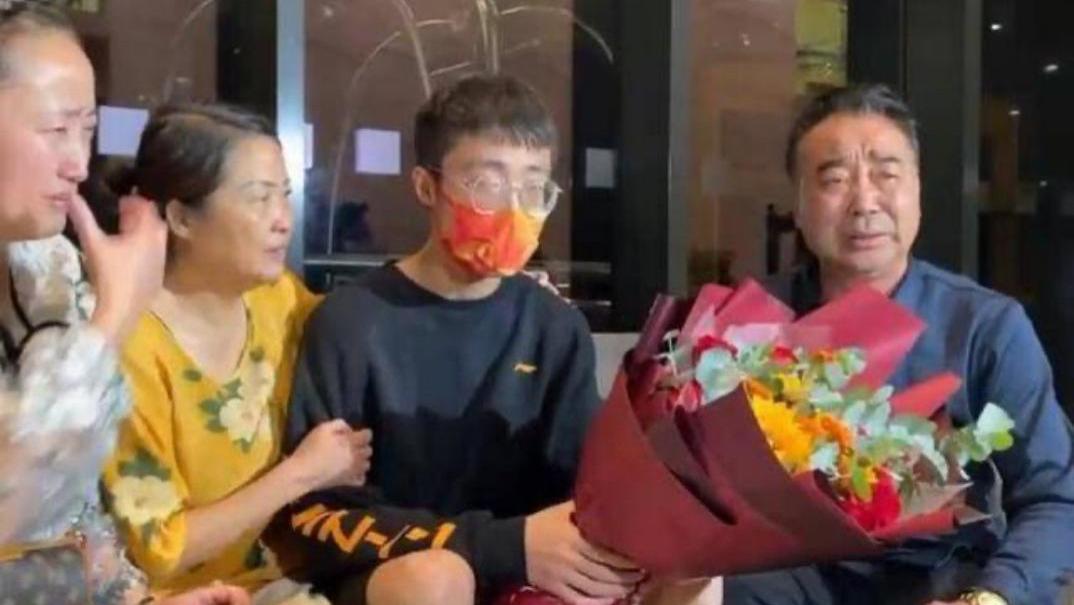 天生就是富贵命！被拐男孩25年后认亲，养父亿万富翁生父资产千万