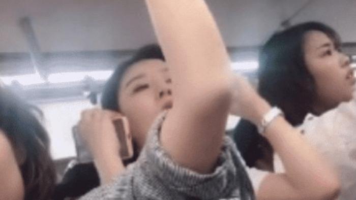 |坐地铁碰到最美阿姨，偷瞄被她发现了，该怎么办？