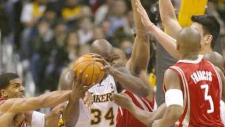 奥尼尔|奥尼尔在NBA5大“非人类”瞬间！背着艾弗森扣篮 篮筐被扣碎