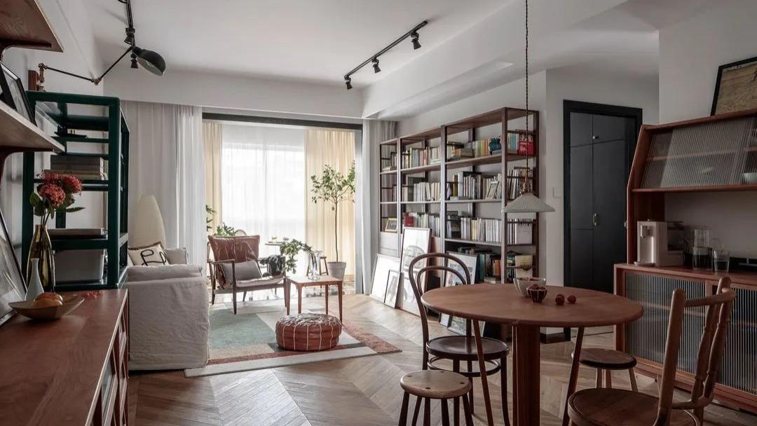 越来越多人不要电视，学她家这么装，91㎡混搭复古，超有品味！