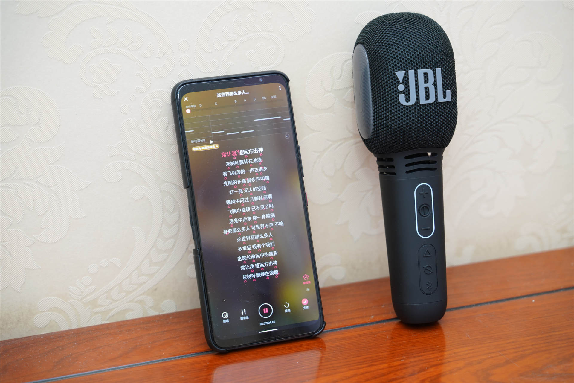 麦克风|麦克风蓝牙音箱2合1,JBL KMC300让老妈体验成为歌星的感觉