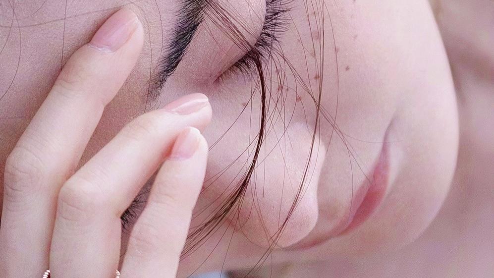 杨幂|杨幂画上了雀斑妆，微湿的头发加上雀斑，很是性感