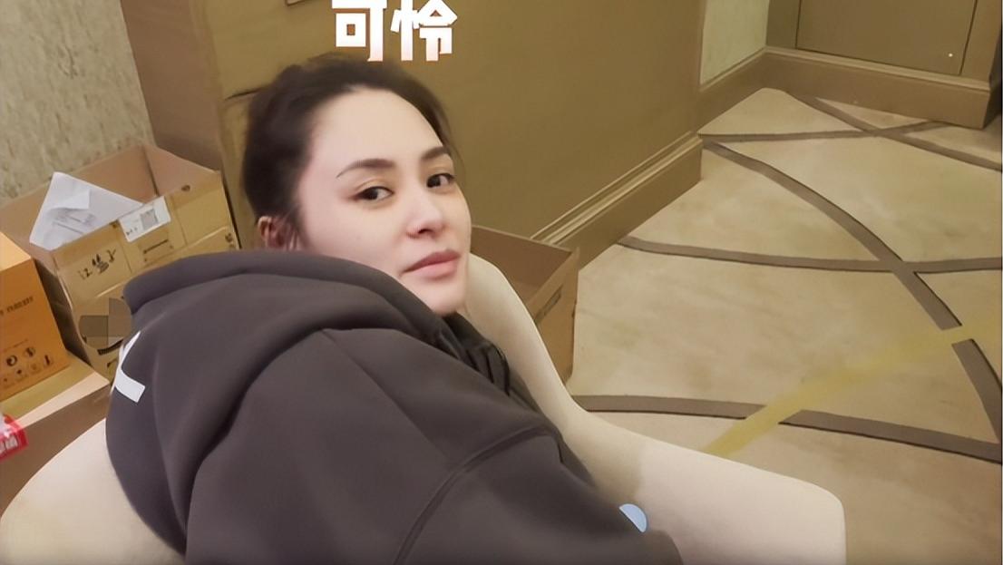运动 41岁阿娇为减肥太辛苦！阿Sa吃烧烤自己啃玉米，素颜出镜颜值绝美