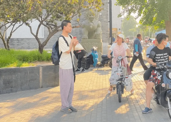 智能手机|韦神向现实低头？为查看行程码买智能手机，还被网友当街“捉弄”