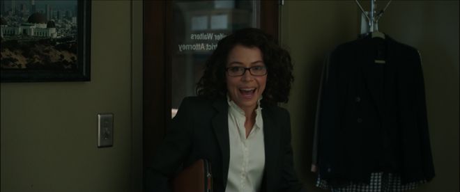 珍妮弗|《女浩克》第1集彩蛋解析，打破第四面墙，月光骑士与钢铁侠客串