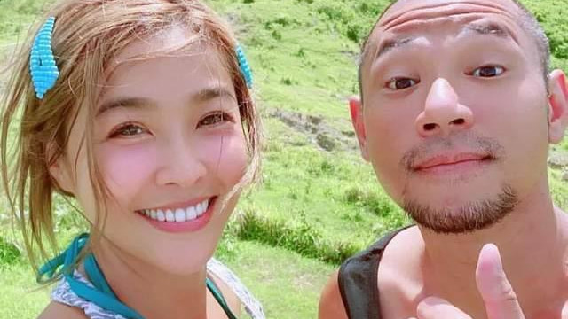 摆摊|前TVB小生金刚摆摊卖鸡翅，2小时卖光，不介意女友小娴不能生育