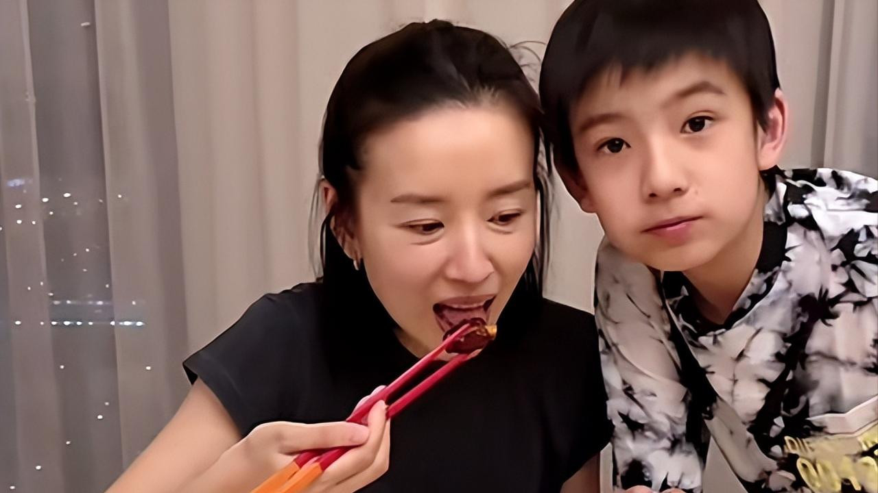 董洁|董洁潘粤明之子罕露面，高颜值抢眼少年感十足，五官像极了父亲
