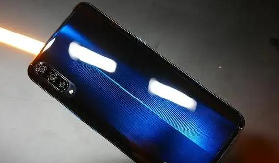 荣耀|iQOO10渲染图曝光!5000mAh+120瓦快充,游戏体验更加出色!