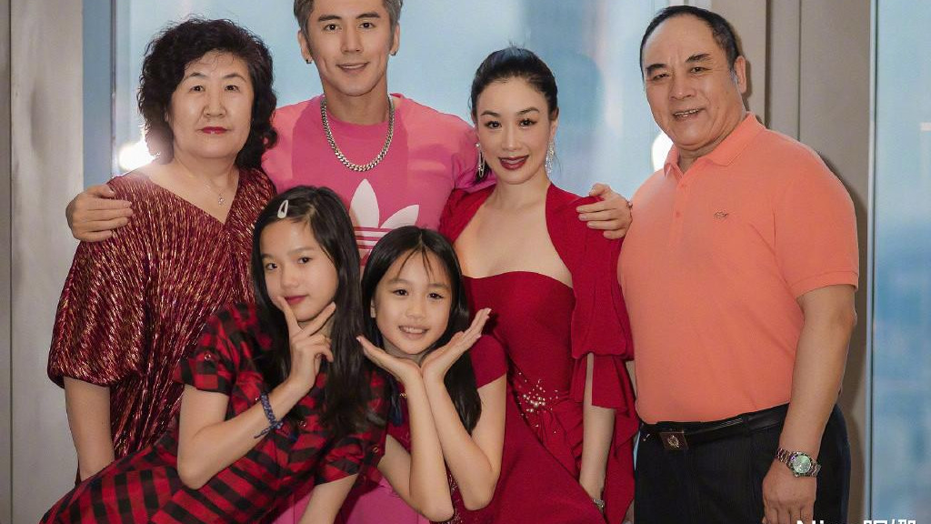 钟丽缇|钟丽缇情人节真放得开，穿束腰裙公公面前秀“沙漏”身材，警察公公表情好威武