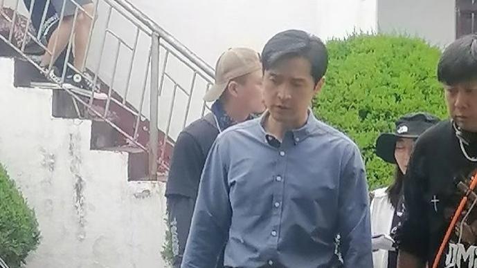 主持人|胡歌新剧曝路透，身着中山装被赞帅气，当地网友化身夸夸团