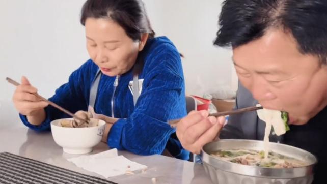 阿雅|田静父母高调秀恩爱，悦悦长出门牙像极了许敏，网友：有爱的家庭