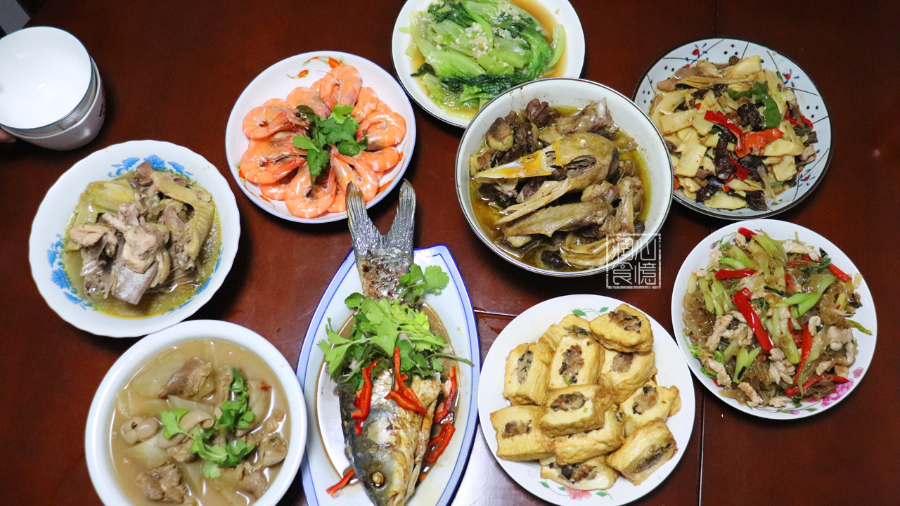 卤水|晒一晒我家的年夜饭，一大桌菜剩下一大半，网友：正月光吃剩菜了