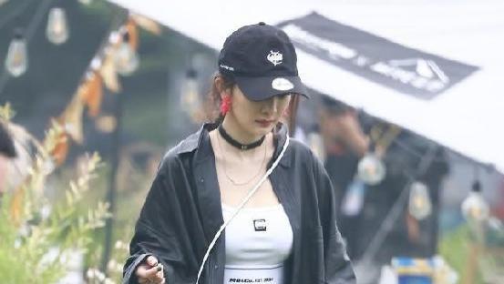 杨幂|杨幂看不出是当妈的人，穿风格酷酷的服装，年轻的像18岁