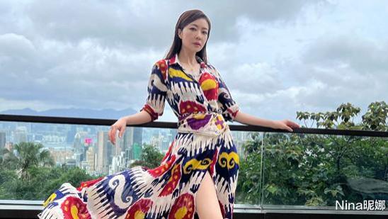 熊黛林|熊黛林带娃打卡迪士尼，39度穿打结T恤好像学生，衣着清凉身材太出挑