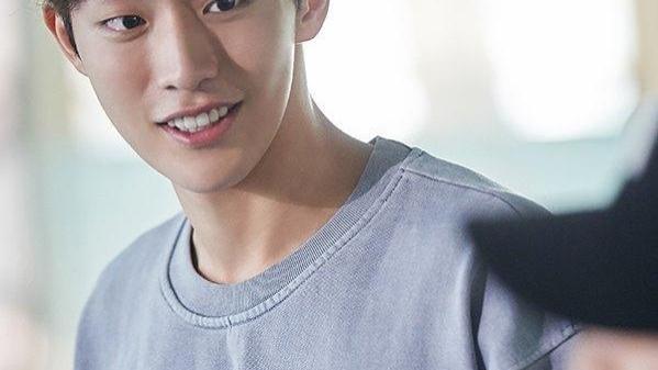 刘德华|《25，21》南柱赫人气爆红！回顾男神腹肌花絮照，雕像身材太可口