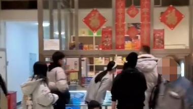 春晚|央视虎年春晚后台太喜庆！理发店小卖部全都有，演出道具摆满桌子