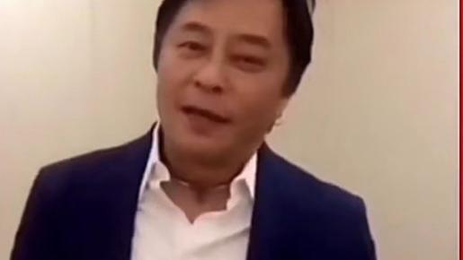 王杰|王杰退圈多年曝近照，戴耳环满头黑发宛如回春，久居国外生活惬意