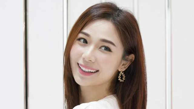 TVB TVB知名长腿女神离巢后越发富贵！住过亿海景豪宅，手拿百万名包