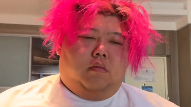 鞋子 网红胖猴仔下水游泳，网友：你一下去，泳池的水都满了