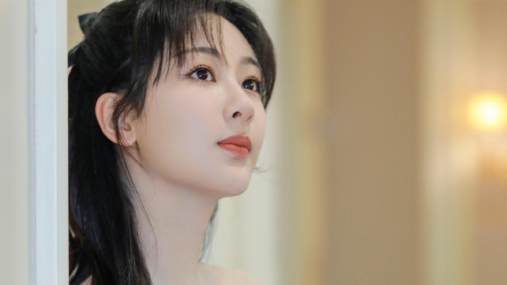 杨紫|杨紫穿一字肩长裙现身直播间，细腰勾勒完美身材，这状态也太好了