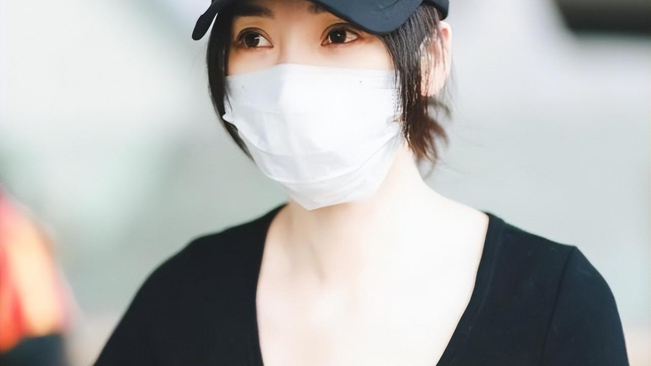 柳岩|黑色服装本来就显瘦，学柳岩这么穿，身材显得更苗条