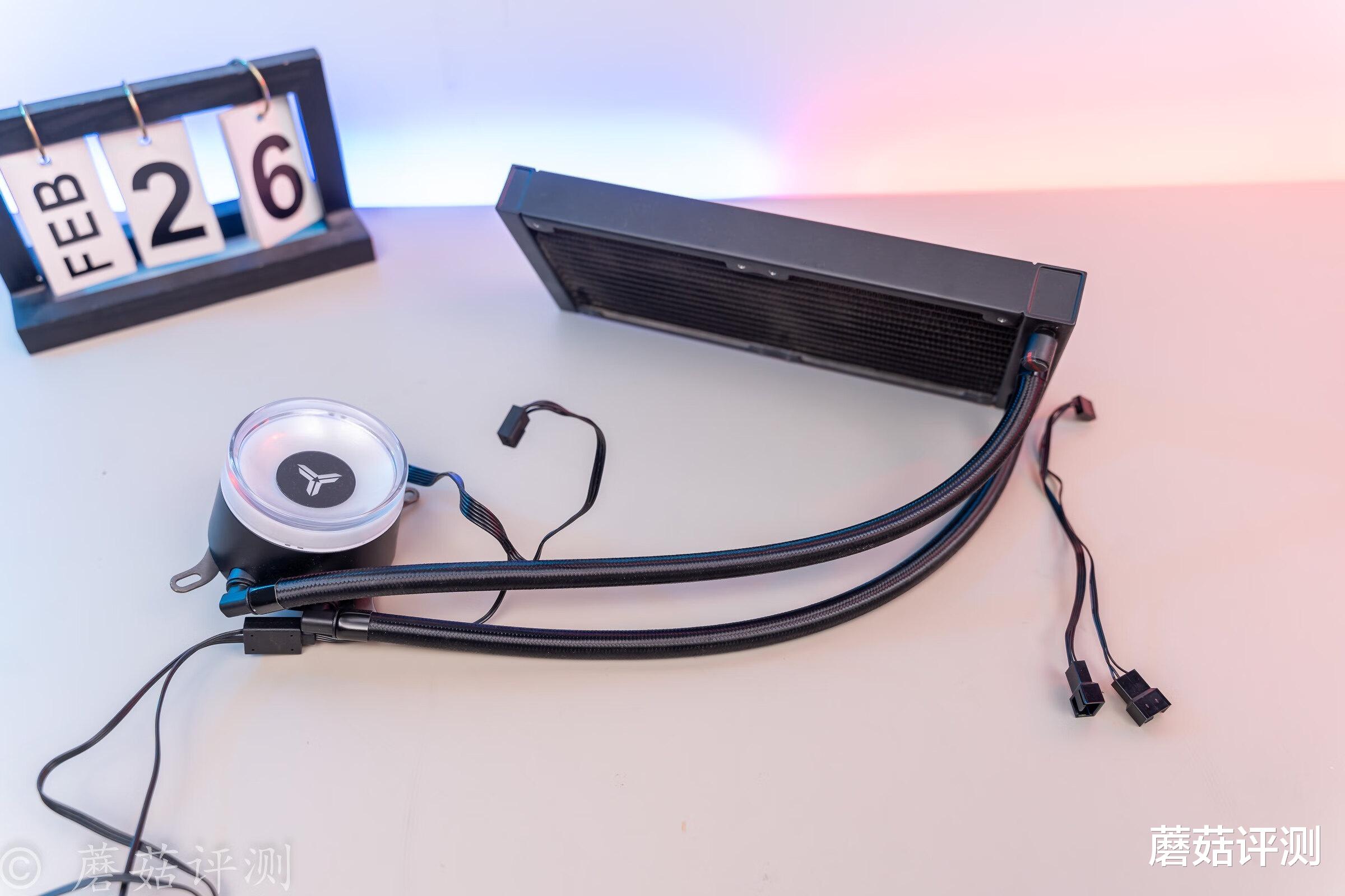 机箱|电脑主机也可以玩“姿态”？异型主机搭配三台显示器的“电竞房”搭建