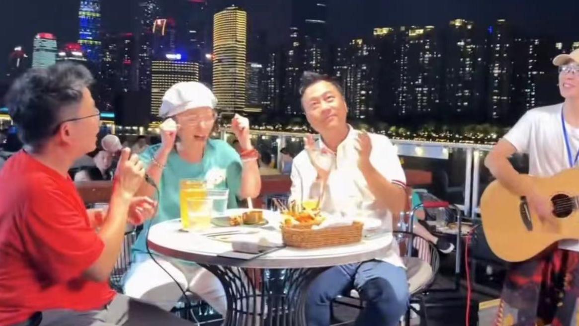 苑琼丹|知名港星广州大排档聚会，黎耀祥苑琼丹神采奕奕，路边唱歌无人识