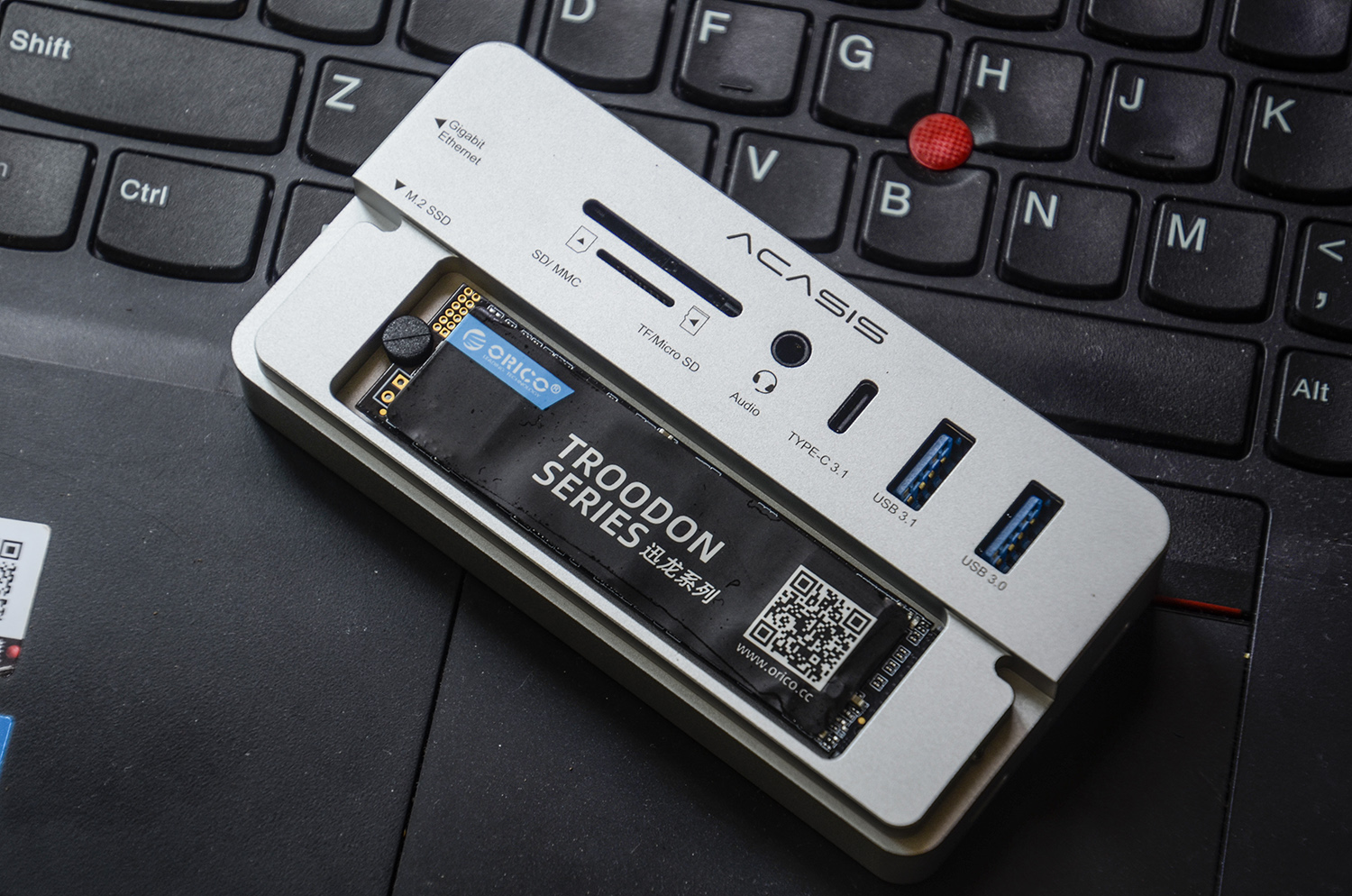 ssd|扩展接口十合一，数据供电一线通：阿卡西斯扩展坞