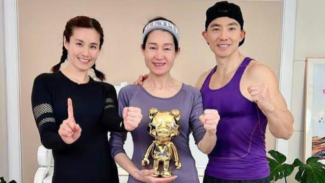 太豪气！刘畊宏千万豪宅曝光，家装简约明亮，客厅可容纳十几人