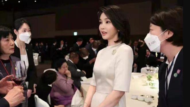 韩国整容 50岁像20岁！新总统妻子亮相就职典礼却成韩国整容最牛代言