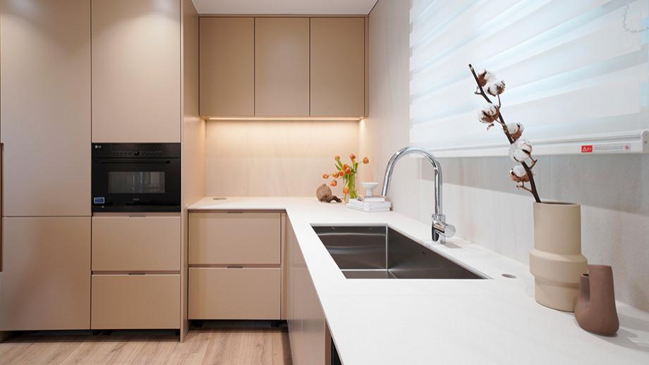 158㎡顶层复式，客厅不要电视做开放式收纳柜，看着一点也不突兀